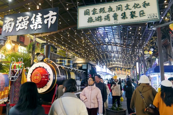 游客在南強(qiáng)街巷觀光游玩。新華社