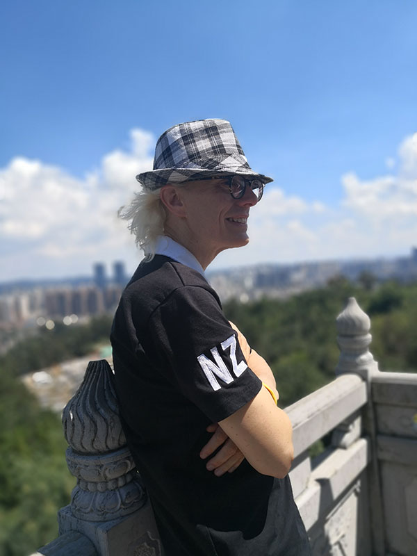 3 理查德在昆明欣賞昆明不一樣的藍(lán)天白云風(fēng)景。供圖