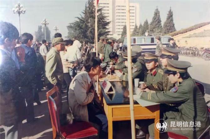 公安民警接待來訪群眾